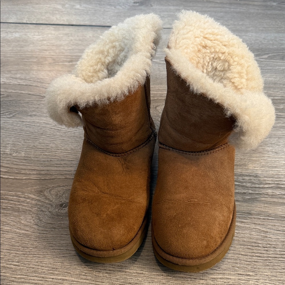 UGG women’s 7 Chestnut Boots